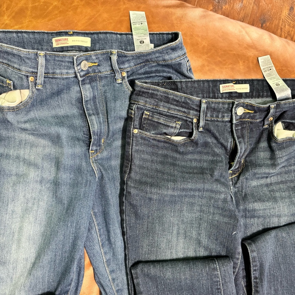 Signature by Levi Strauss Women's Boot Leg Jeans - Light and Dark Blue - Picture 3 of 5